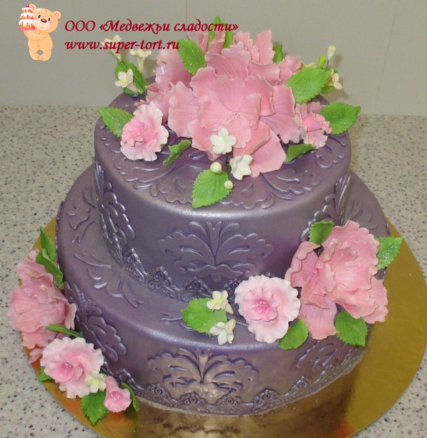 Свадебный торт фиолетовый с узором дамаск и пионами